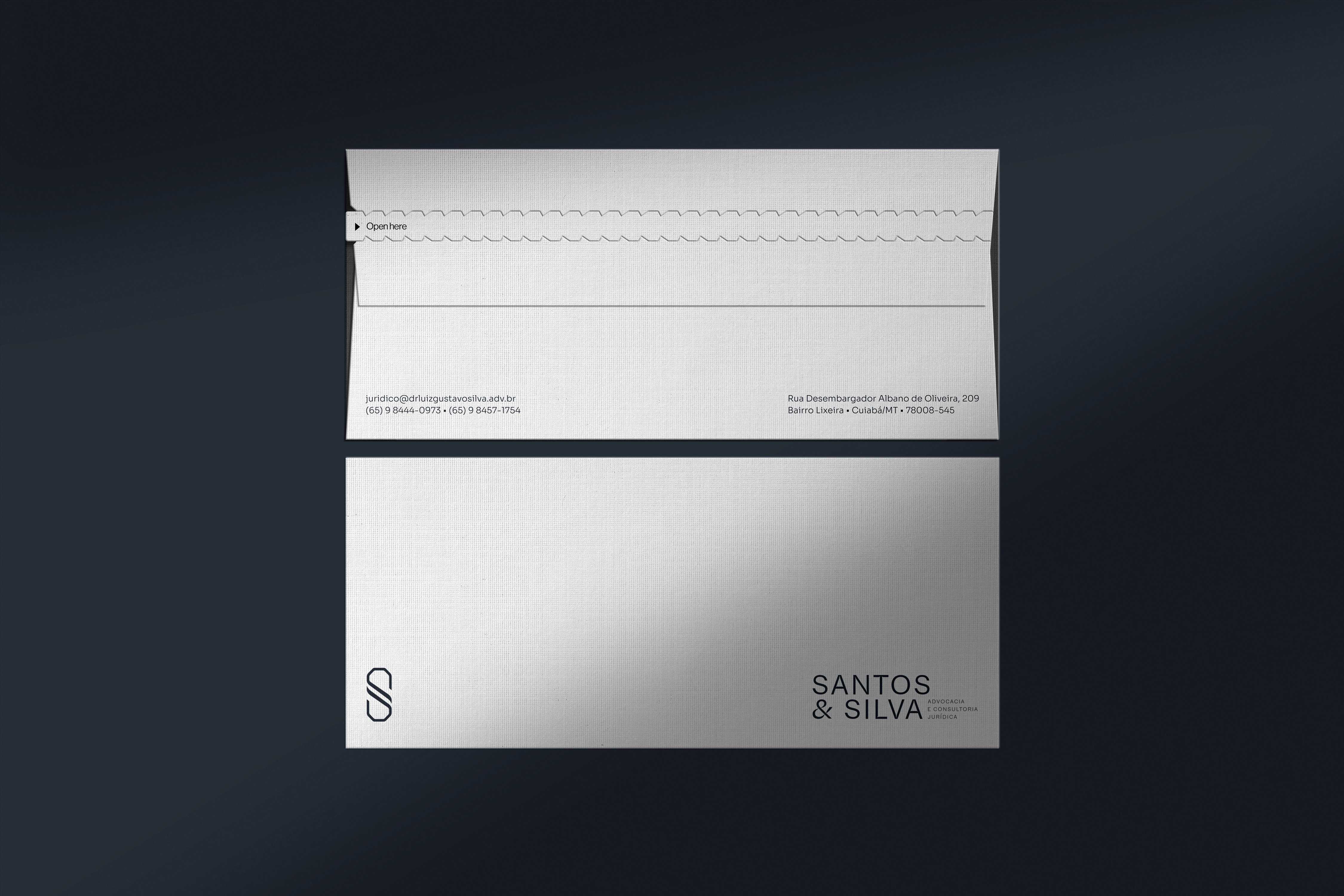 Envelope ofício em azul-marinho profundo com a identidade Santos & Silva