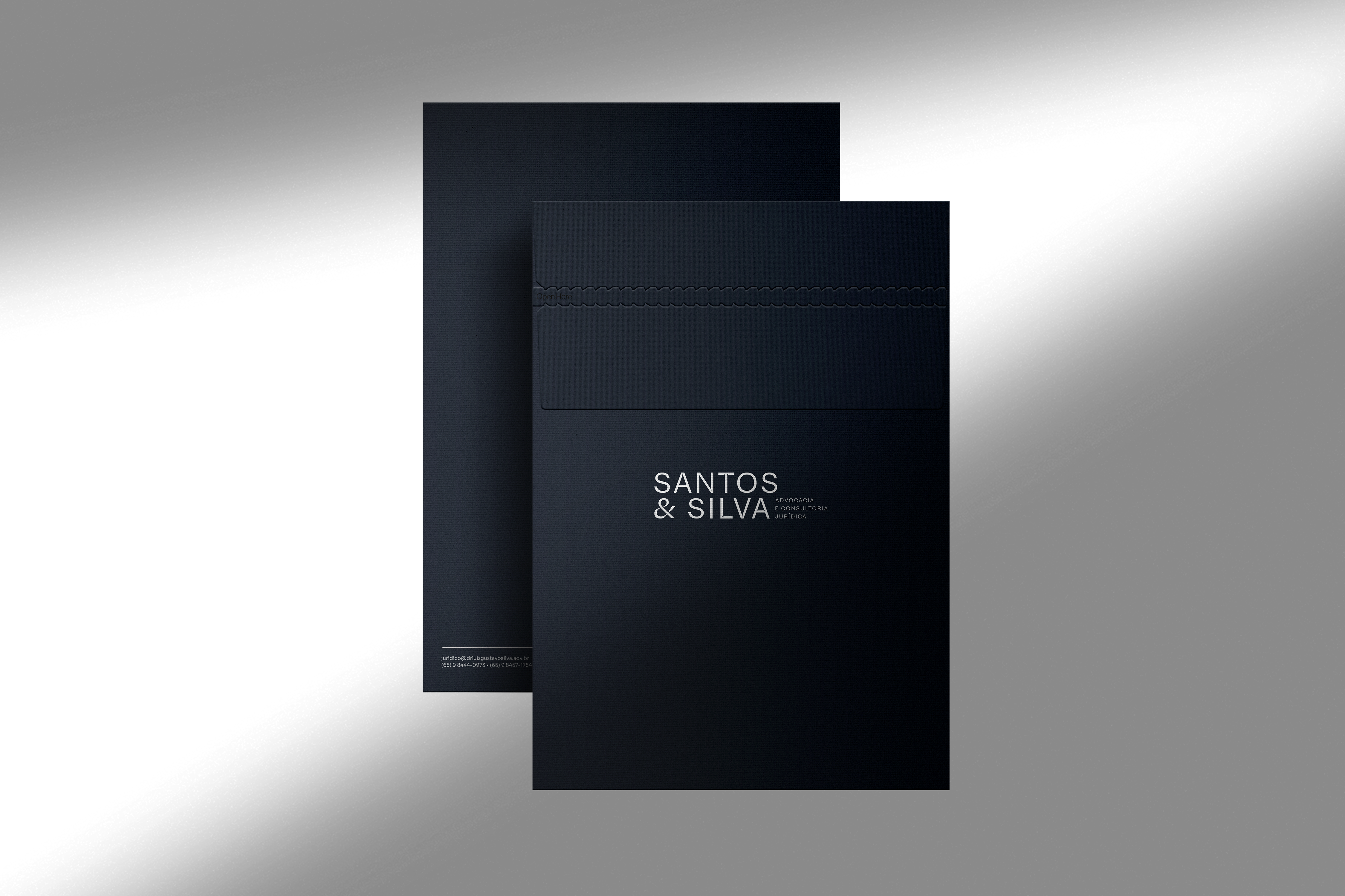 Envelope branco Santos & Silva com o monograma e o endereço do escritório em Cuiabá